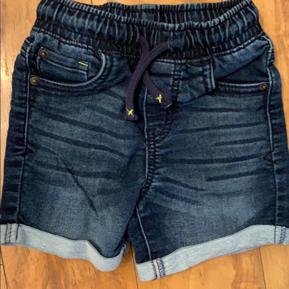 Like new dark wash denim shorts